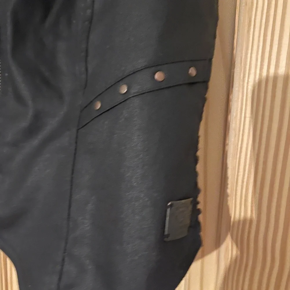 Black Lace Detail Vest - Picture 4 of 9